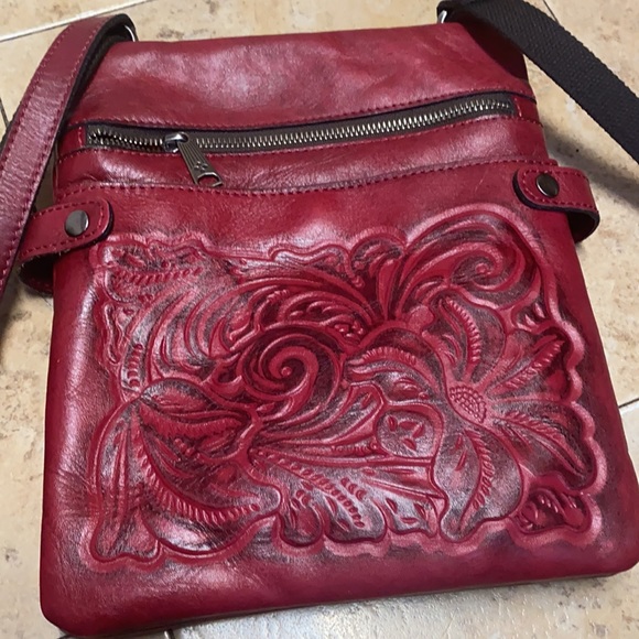 PATRICIA NASH PRIZZI BERRY RED TOOLED LEATHER CROSSBODY PURSE - Picture 9 of 10